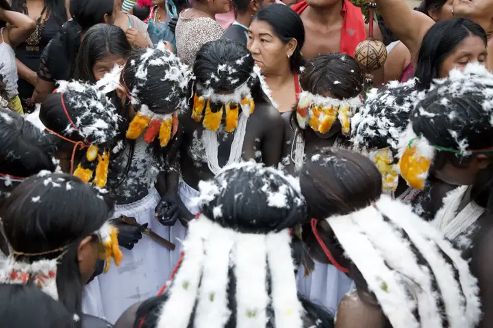 As meninas moças no meio da aldeia reunida para a Festa do Moqueado.